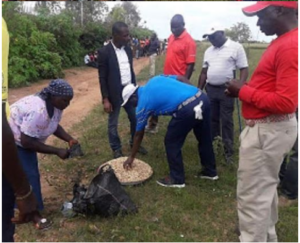 plateau state governor simon lalung eating groundnut on the streets