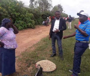 plateau state governor simon lalung eating groundnut on the streets